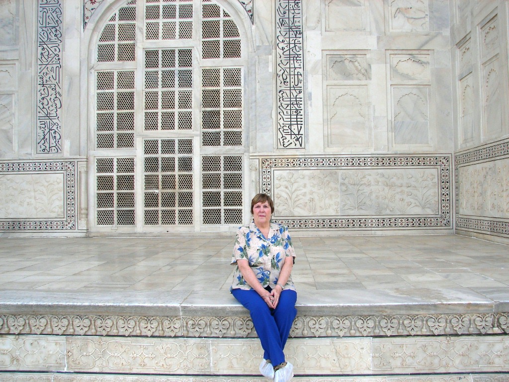 2008/03(March)/AroundTheWorld/Jaj Mahal Post/1024x768_Sara on the Taj.JPG
